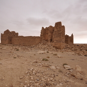 Qasr Bshir, Exterior with sight on wall and towers