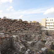 Rujm al-Malfouf, Remains of circular tower and storerooms