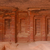 Petra, Colored triclinium, Wall with pilasters and niches