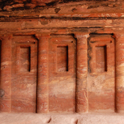 Petra, Colored triclinium, Wall with pilasters and niches