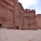 Petra, Outer siq, Street of facades