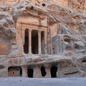 Little Petra, Facade of the biclinum