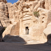 Little Petra, Entrance of the biclinum