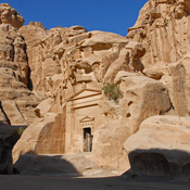 Little Petra, Entrance of the biclinum