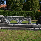 Sempeter, Arcade with griffins
