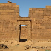Naqa, Temple of Apedemak, Façade, Relief of king smiting enemies