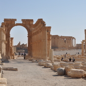 Palmyra, Colonnaded street, columns with pedestal and tetrapylon