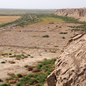Kampyr Tepe, Cliff and plain