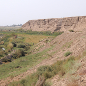 Kampyr Tepe, Cliff and plain