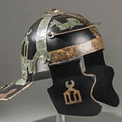 Romeinse helm met helmbeslag