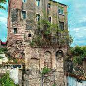 Layered building in Fatih