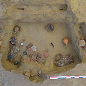 Dépôt du mobilier dans la chambre funéraire.