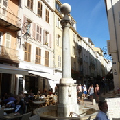 Fontaine et colonne romaine