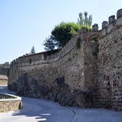 La muralla sur y el portillo.
