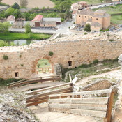 Puerta principal y muralla del castillo desde el interior