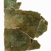 Fragment van een Latijnse inscriptie op brons