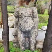 Gerge monumental Statue