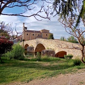 Vista general del puente medieval y la Iglesia de Santa Cristina de Osma