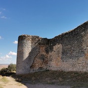 Castillo Almoguera - Lienzo norte y la primitiva puerta en recodo, posteriormente tapiada y expoliada de sus elementos ornamentales.