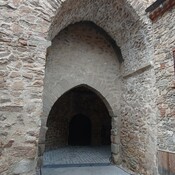Puerta bajo torre