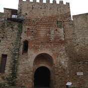 Torre y puerta de acceso