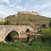 Puente medieval sobre el río Ucero y Castillo de Osma