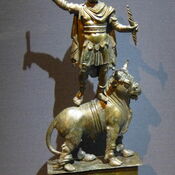 Statuette des Jupiter Dolichenus mit Stier und Weihinschrift ihres Stifters, Marrius Ursinus