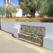 Stone retaining wall with roman type foundation