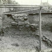 Opgraving Domplein te Utrecht in 1933 met oa Romeinse barakmuur