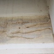 Liegender Merkur in der Kirchenmauer